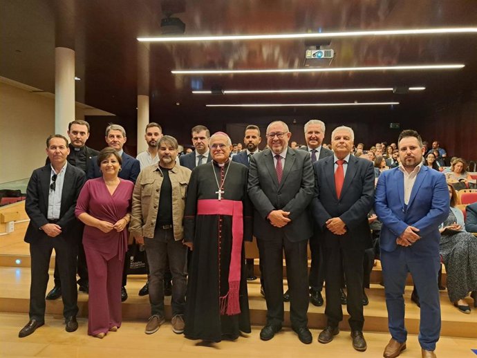El obispo y el rector de la UCO (centro), junto al resto de premiados.