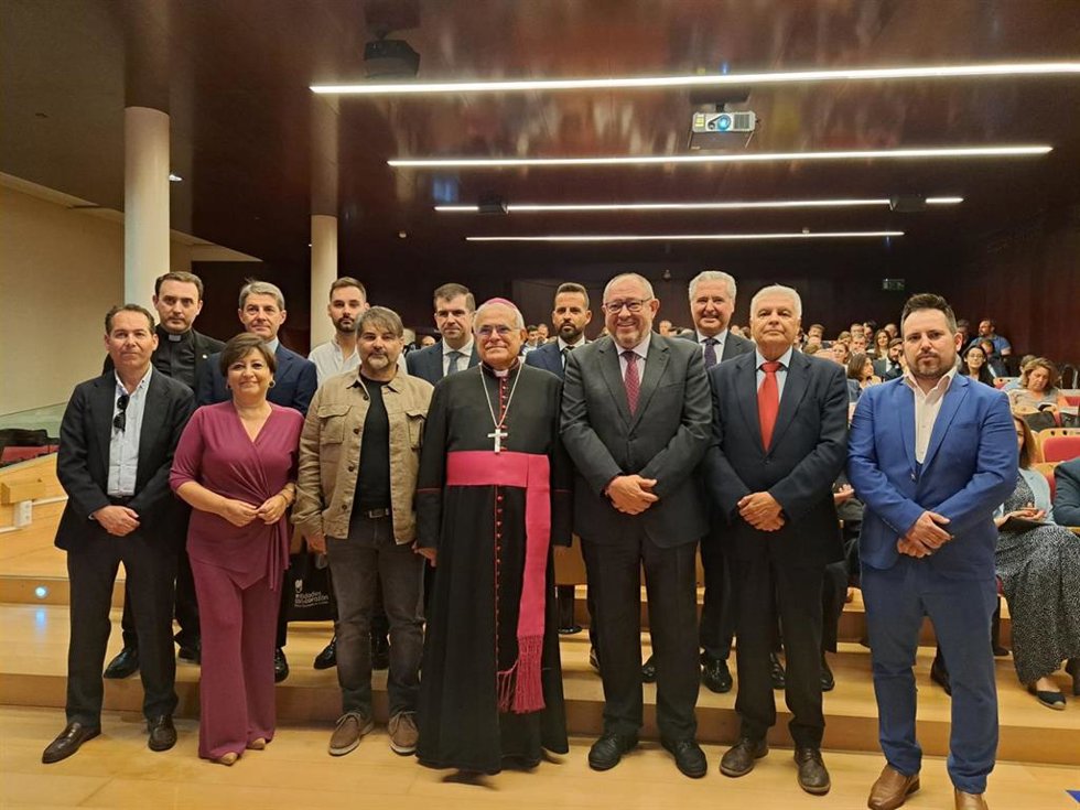 El obispo y el rector de la UCO (centro), junto al resto de premiados.
