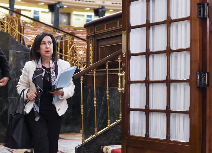La ministra de Defensa, Margarita Robles, a su salida de una sesión plenaria, en el Congreso de los Diputados, a 29 de marzo de 2023, en Madrid (España).  La ministra de Defensa comparece para explicar la ayuda militar de España a Ucrania y la decisión 