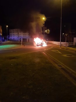 Un vehículo arde en llamas en la calle Serra de Meira de Lugo.
