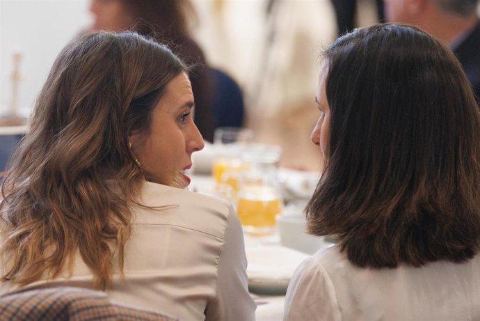 Archivo - La ministra de Igualdad, Irene Montero (i) y la secretaria general de Podemos y ministra de Derechos Sociales y Agenda 2030, Ione Belarra (d), durante un Desayuno informativo del Fórum Europa, en el Hotel Mandarin Oriental Ritz, a 13 de febrer