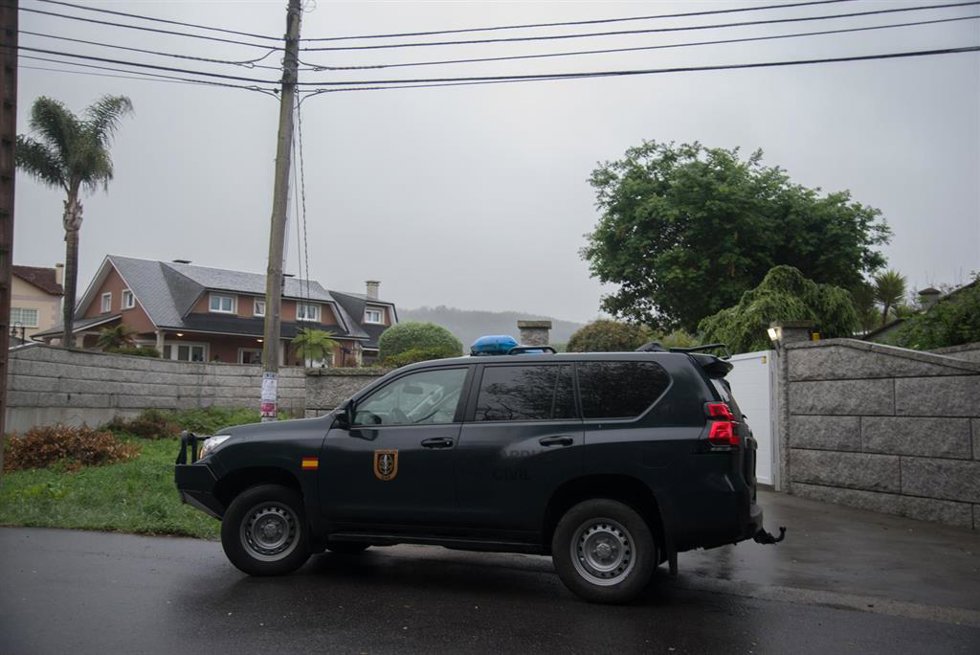 Agentes del Equipo contra el Crimen Organizado (ECO) de la Guardia Civil trabajan en un amplio operativo contra el narcotráfico en Galicia