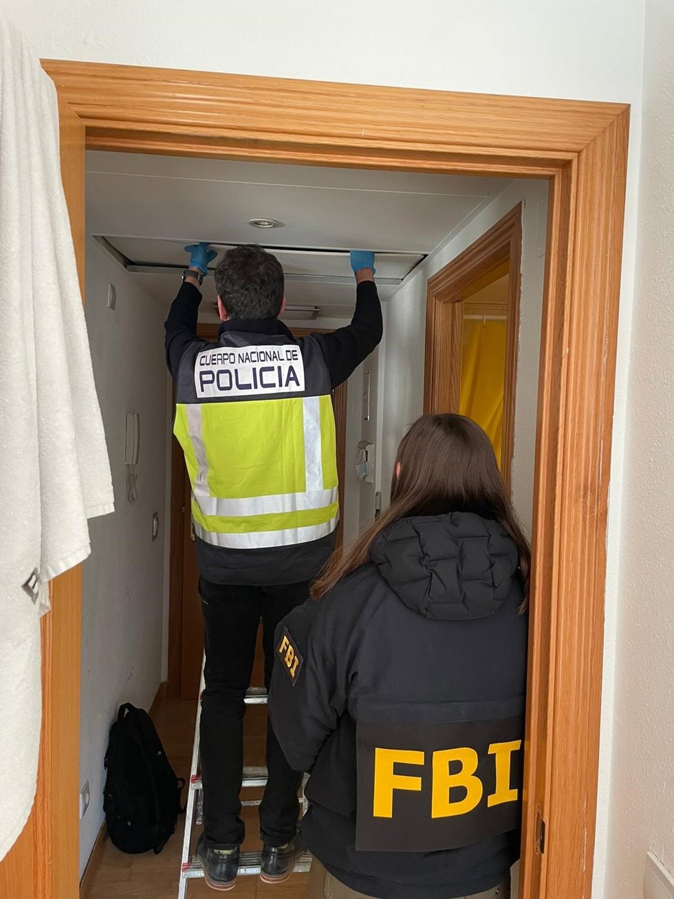 Agentes de la Policía Nacional y el FBI durante la operación.