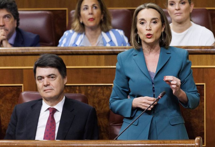 La portavoz del PP en el Congreso, Cuca Gamarra, interviene durante una sesión plenaria en el Congreso de los Diputados, a 26 de abril de 2023, en Madrid (España). Durante la sesión de control al Gobierno, se formulan preguntas relacionadas con el cese 