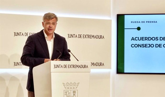 El portavoz de la Junta de Extremadura, Juan Antonio González, en rueda de prensa