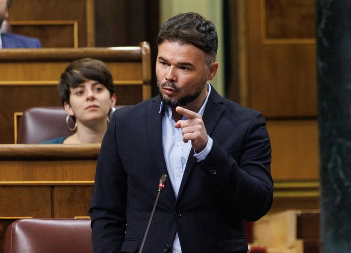 El portavoz de ERC en el Congreso, Gabriel Rufián, interviene durante una sesión plenaria en el Congreso de los Diputados, a 26 de abril de 2023, en Madrid (España).