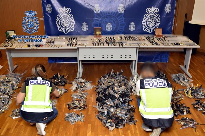 Intervienen 3.560 Relojes Falsos Y Cae Un Punto De Distribución De Estos Objetos En Guardamar