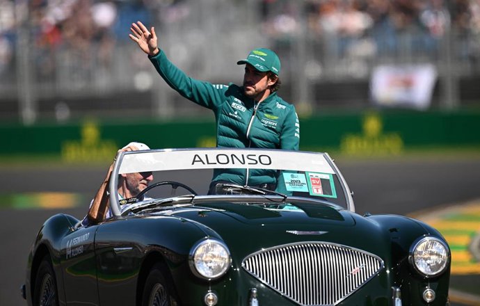 Fernando Alonso saluda a los aficionados durante el desfile previo al GP de Australia 2023
