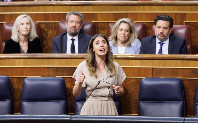 La ministra de Igualdad, Irene Montero, interviene durante una sesión de control al Gobierno, en el Congreso de los Diputados, a 26 de abril de 2023.