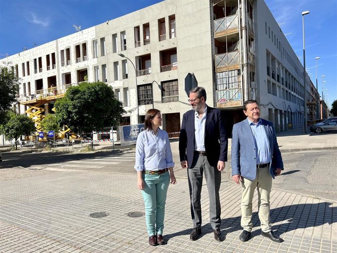Molina (centro) y Casanueva (izda.), ante un edificio de Las Moreras objeto de rehabilitación.