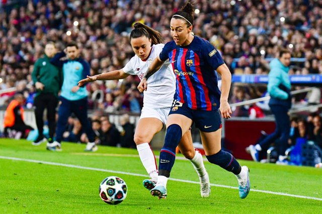 Lucy Bronze (Barcelona) and Annamaria Serturini (Roma) during the UEFA Women's Champions League, Quarter-finals, 2nd leg football match between FC Barcelona and AS Roma on March 29, 2023 at the Camp Nou stadium in Barcelona, Spain - Photo Andrea Amato / L