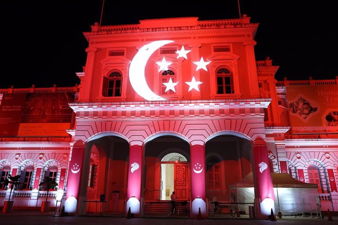 Archivo - Museo Nacional de Singapur iluminado con la bandera nacional