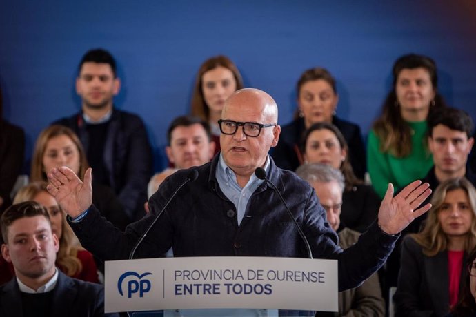 El presidente de PP de la provincia de Ourense, Manuel Baltar, interviene durante un acto del Partido Popular de Galicia, a 1 de abril de 2023, en Santa Cruz de Arrabaldo, Ourense, Galicia (España). El acto se celebra de cara a las próximas elecciones m