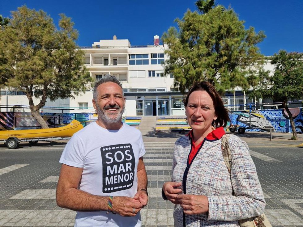 La portavoz regional de Podemos y candidata a la Presidencia de la Comunidad, María Marín, y el concejal de Podemos en San Javier y candidato a la Alcaldía, Matías Cantabella