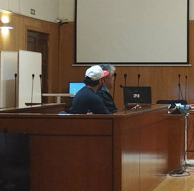 El condenado, con una gorra y de espaldas, ocupa el banquillo de la Audiencia de Valladolid durante la vista de conformidad celebrada este miércoles.