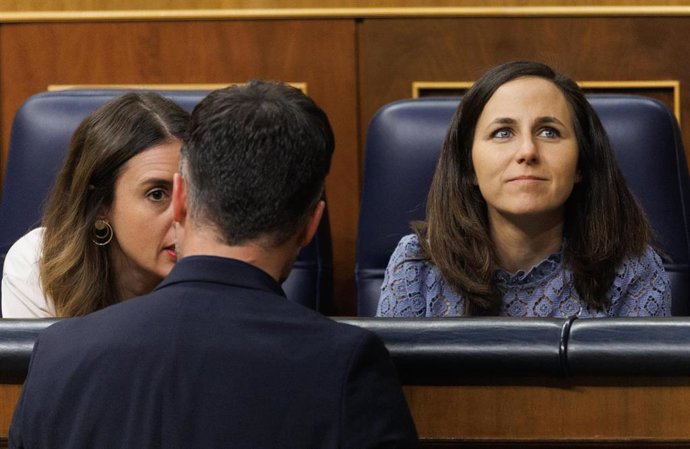 Archivo - El portavoz de ERC en el Congreso, Gabriel Rufián, hablando en el hemiciclo con las ministras Irene Montero e Ione Belarra 