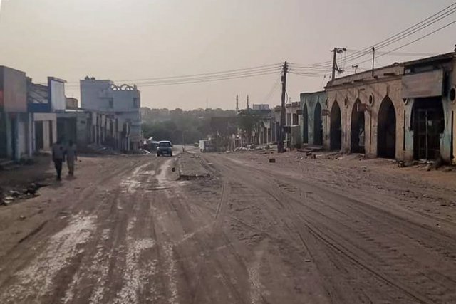 Una calle desierta en Al Faser, Sudán