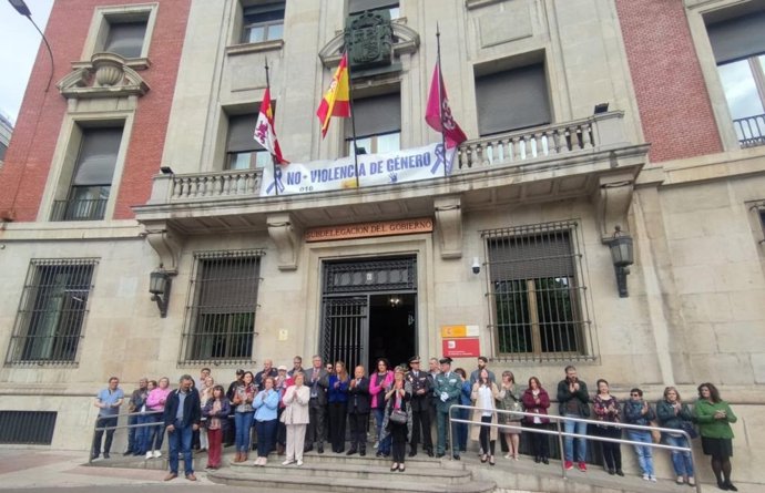 Representantes de las instituciones y trabajadores, en el minuto de silencio celebrado a las puertas de la Subdelegación del Gobierno en León tras el asesinato de una mujer en Ávila en un caso de violencia de género.
