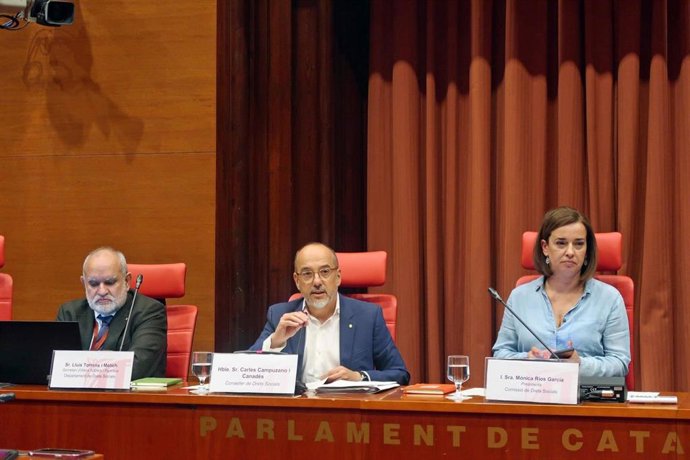 El conseller de Derechos Sociales, Carles Campuzano, en el centro, durante la comisión parlamentaria