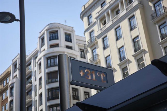 Archivo - Un termómetro marca 31 C, a 12 de julio de 2022, en Madrid (España). 