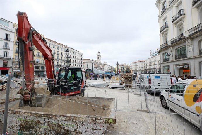 Archivo - Obras en las inmediaciones de la estatua del Oso y el Madroño ubicada en su nuevo lugar en la Puerta del Sol