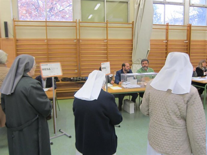 Archivo - Tres monjas en un colegio electoral trsa depositar el voto en la urna