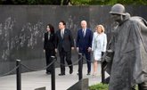 Foto: EEUU/Corea.- Yoon y Biden visitan el monumento a los veteranos de la guerra de Corea en Washington