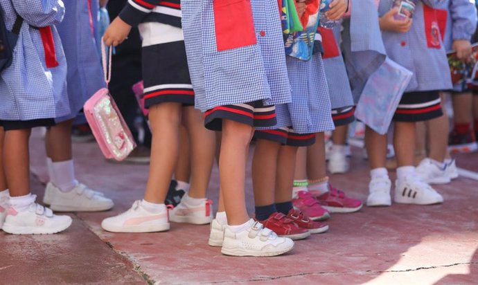 Archivo - Varios niños en el patio el día de inicio del curso en el colegio de la Alameda de Osuna, a 5 de septiembre de 2022, en Madrid (España). 