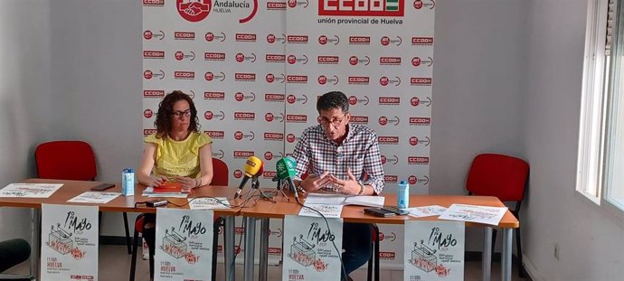 Los secretarios generales de UGT y CCOO en Huelva, Sebastián Donaire y Julia Perea, respectivamente, en rueda de prensa.