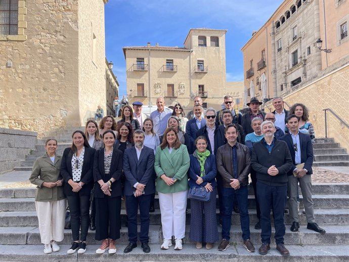 La alcaldesa de Segovia, Clara Martín, con los asistentes a las Jornadas