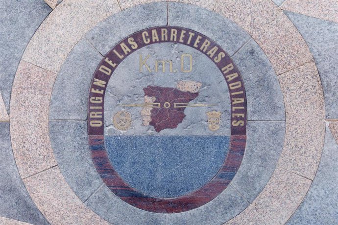 La placa del Kilómetro Cero, en la Puerta del Sol, a 4 de abril, en Madrid (España).