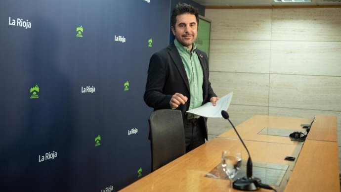 El portavoz del Gobieno riojano, Álex Dorado, en comparecencia de prensa