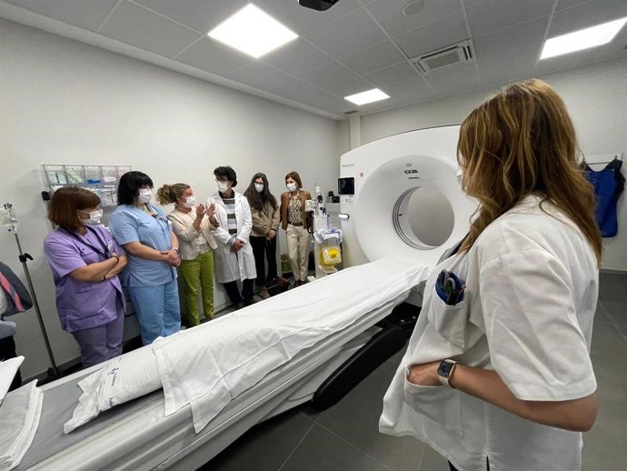 La consejera de Salud, Gotzone Sagardui, visita el TAC instalado en el centro de salud de Buenavista en Portugalete.
