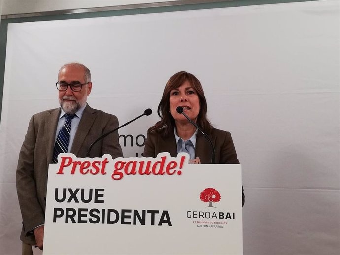 Uxue Barkos, candidata de Geroa Bai a la Presidencia de Navarra, junto con Fernando Domínguez, consejero de Salud en la pasada legislatura.