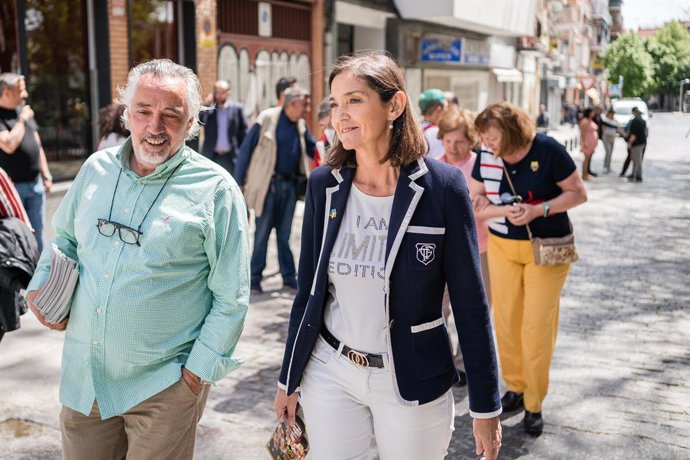 La candidata del PSOE a la alcaldía de Madrid, Reyes Maroto, durante la Ruta de la Tapa de Villaverde, en el distrito de Villaverde, a 21 de abril de 2023, en Madrid (España). El distrito de Villaverde celebra este año su 7 Ruta de la Tapa. Maroto ha v