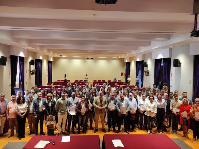 El presidente de la Diputación de Córdoba, Antonio Ruiz (centro), tras la firma del 'Más Provincia'.