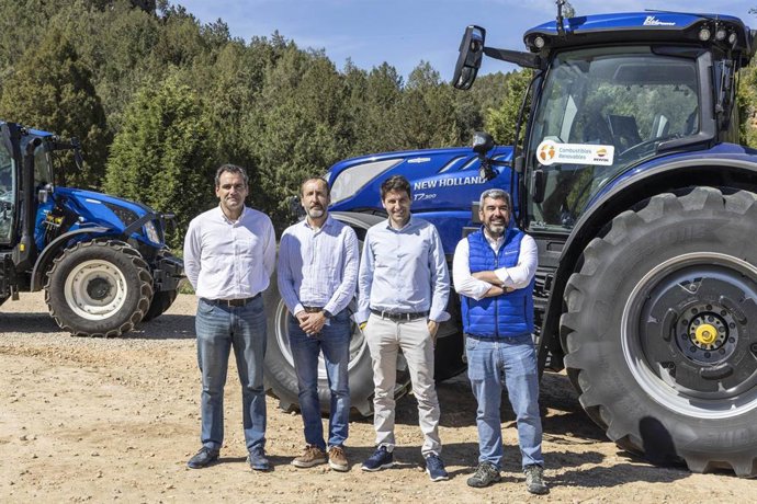 El subdirector de diseño de productos del Repsol Tech Lab, Javier Aríztegui; el Director de Movilidad de Repsol, Carlos Suárez; el Director de New Holland Iberia, Francesco Zazzetta y el Director de Marketing de New Holland, José Llopis