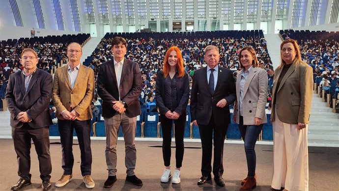 La astronauta Sara García Alonso imparte la conferencia 'Cómo una biotecnóloga se convierte en astronauta' ante escolares ovetenses.