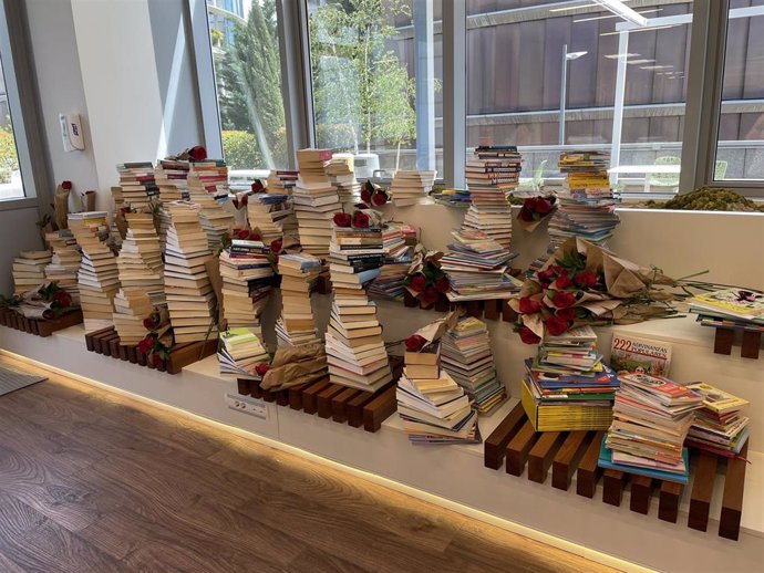 Empleados De Roche Farma Donan Más De 800 Libros A La Ong Nadiesolo