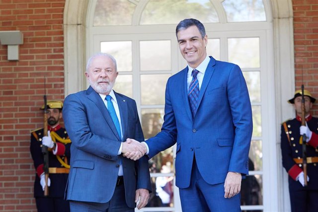 El presidente del Gobierno, Pedro Sánchez (d), recibe al presidente de Brasil, Lula da Silva (i), a su llegada al Palacio de La Moncloa, durante su viaje oficial a España