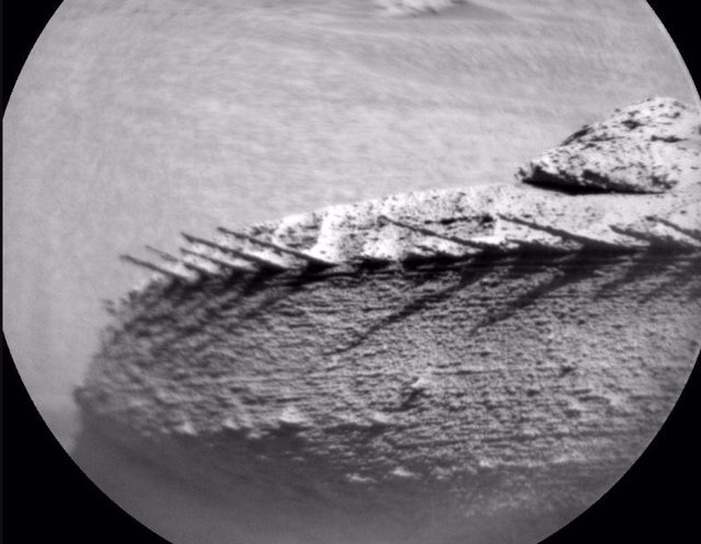 El 'espinazo de dragón' visto en Marte por Curiosity