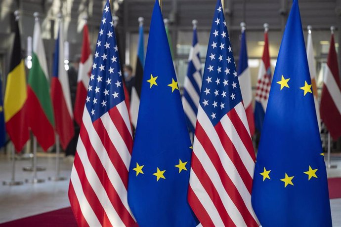Archivo - Banderas de Estados Unidos y la UE