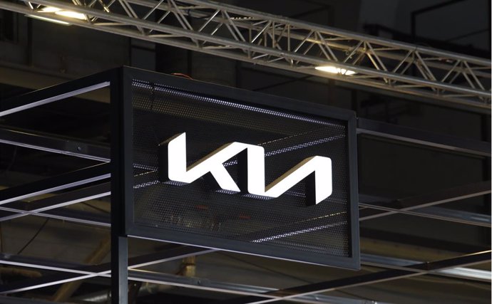 Archivo - FILED - 30 September 2021, Spain, Barcelona: Logo of the South Korean car manufacturer Kia at the Automobile Barcelona 2021. Photo: Clara Margais/dpa