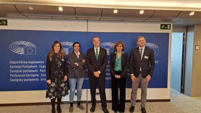 El candidato del PP a la Alcaldía de Murcia mantiene en Bruselas una reunión de trabajo con la vicepresidenta de la Comisión de Desarrollo Regional, Isabel Benjumea, y la portavoz de la Delegación Española del Grupo Popular, Dolors Monserra