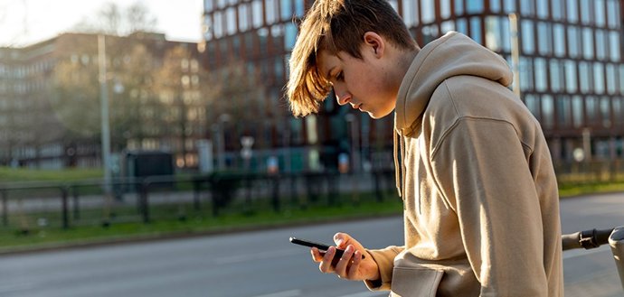 Los menores españoles pasan de media 96 minutos diarios en TikTok, casi el doble que en Instagram, según un estudio de Qustodio