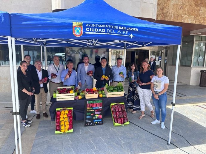 El consejero Antonio Luengo y el alcalde de San Javier, José Miguel Luengo, durante la presentación de la II Jornada Gastronómica del Pimiento.