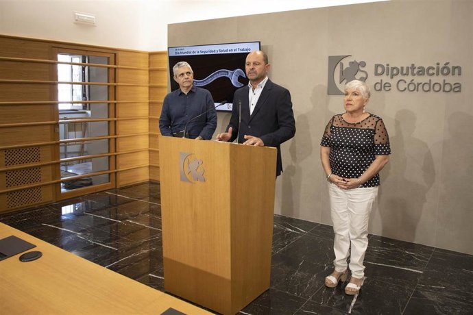 El delegado de Empleo de la Diputación de Córdoba, Miguel Ruz, junto a miembros de Avaela.