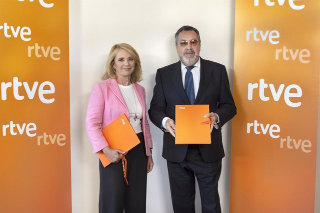 Elena Sánchez Caballera, presidenta interina de RTVE, y Miguel Carballedo, presidente del CPE, tras la firma del convenio de colaboración entre ambas entidades