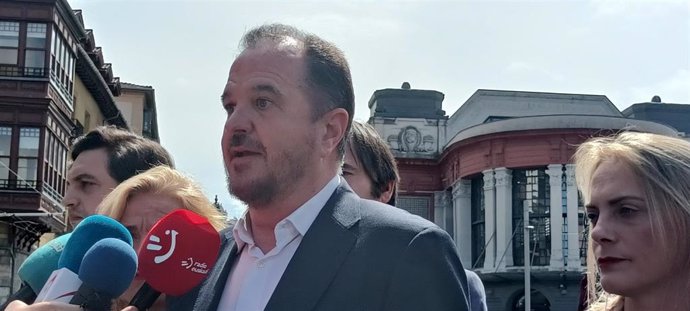 El presidente del PP vasco, Carlos Iturgaiz, ante el Mercado de la Ribera