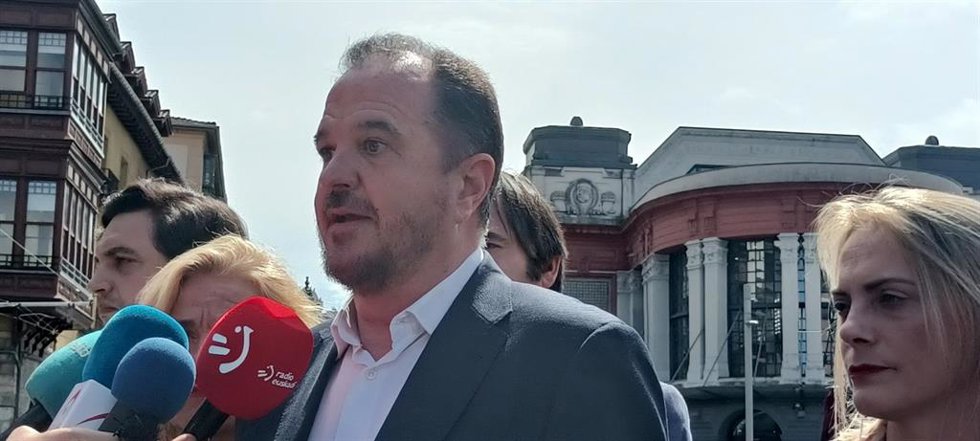 El presidente del PP vasco, Carlos Iturgaiz, ante el Mercado de la Ribera